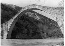 Το γεφύρι της Πλάκας, στον Άραχθο ποταμό, στα Τζουμέρκα