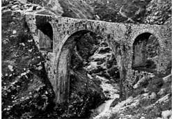 Το γεφύρι του Αλή πασά, που έχτισε ο τελευταίος πάνω απ’ το Αργυρόκαστρο το 1811
