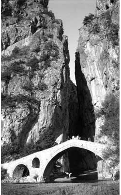 Το γεφύρι της Πορτίτσας -όνομα και πράγμα- κάτω απ’ το χωριό Σπήλαιο των Γρεβενών, στον ποταμό Βελονιά