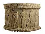 Ημικυκλικό βάθρο με ανάγλυφη παράσταση θεών και ηρώων από το μνημείο της Νίκης (1ος π.Χ. αιώνας)